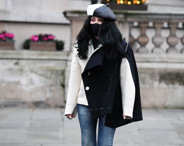 Cher modern Szörnyella de Frász szettjére nincs magyarázat, de mi imádjuk