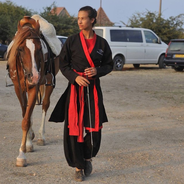 Férfiakat megszégyenítő kitartással hódol szenvedélyének a magyar lovasíjász lány!