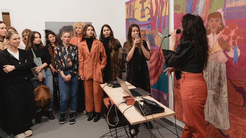 „Te nem tűnsz szegénynek, te nem is vagy cigány!” - Női roma művészek alkotásait ismerheted meg a Bura Galériában