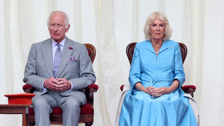 Károly király és Kamilla királyné lehet, hogy nem fog tudni találkozni Ferenc pápával