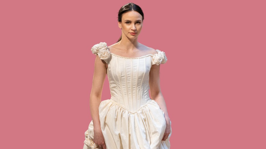 A fenntartható divat nem csupán egy múló trend, hanem napjaink egyik legfontosabb irányzata, amely a környezetünk védelmét és a tudatos fogyasztást helyezi előtérbe. Töröcsik Franciska a Vintage Shop Prater egyik csodás ruhájában állt ki a fenntartható divat mellett.