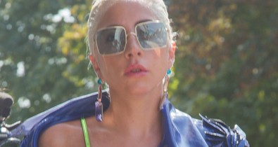 Lady Gaga TELJESEN levetkőzött és egy pornófilmbe is simán beleillenének a fotók