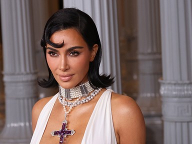 Bizarr és ijesztő zenei videóval készült Kim Kardashian az idei karácsonyra, amiben egy igazi karácsonyi szupersztár is feltűnik