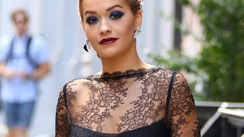 Rita Ora minden nap a vörös szőnyegre öltözik