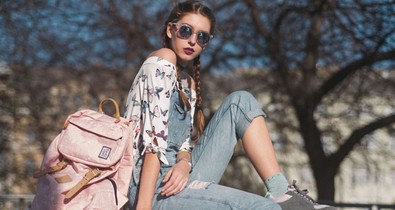 Bogi kantáros farmerben megy egyetemre