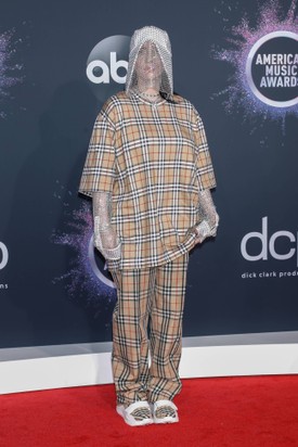 2019 - Eilish emlékezetes Burberry együttese az American Music Awards-on örökre az ő „méhész pillanata” marad. Egy bő Burberry pólót viselt a hozzá illő bő nadrággal, a megjelenést pedig Burberry tornacipőkkel, maszkkal, és Bulgari ékszerekkel egészítette ki.