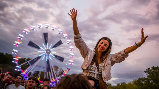 Billie Eilish anyukája vezette fel a Sziget Fesztivál klímaaktivista mozgalmát 