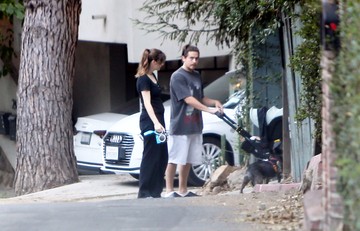Palvin Barbara és Dylan Sprouse, a büszke szülők
