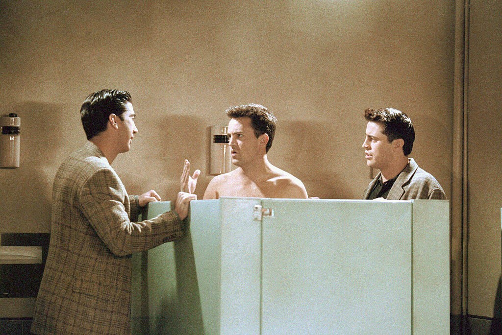 A szuperkupa után 2. rész (The One After the Superbowl Part 2). A 2. évad 13. része egyszerűen zseniális. Ez az a rész, amikor Julia Roberts feltűnik a Jóbarátokban. A karaktere és Chandler vacsorázni mennek, utóbbi randipartnere női fehérneműjében. A vacsora közepén kiosonnak a férfi mosdóba, ahol Chandler mindent levesz, kivéve a bugyit. Szeretkezés helyett megtréfálják, Julia Roberts karaktere ellopja Chandler minden ruháját. A nő ezzel bosszulta meg azt a gyerekkori rossz emléket, amikor a kis Chandler felemelte a szoknyáját, ezzel láthatóvá téve az osztálytársak előtt a fehérneműjét. Így Chandler egy szál női fehérneműben marad, Joey és Ross így találnak rá. 