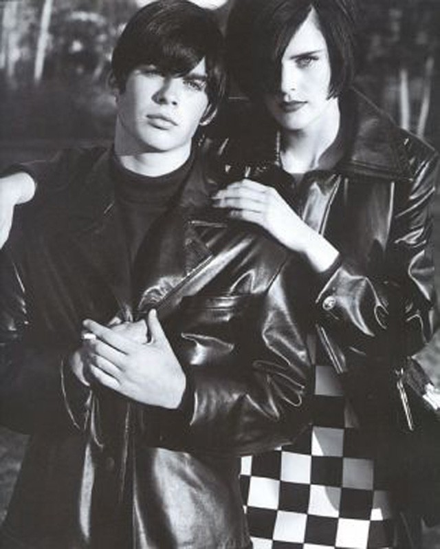 Kell segítség? A lány nem más, mint Stella Tennant a kilencvenes évek sztármodellje, de ki ez a fiúcska mellette? Nos, ő nem más, mint Ian Somerhalder, igen a Vámpírnaplók, a Lost meg egy rakás film és sorozat szívtiprója. Igen, igen, Ian egy elképesztően sikeres modellkarrierrel a háta mögött vágott a filmezésbe. Itt a Versus Versace kampányában pózol, de számos hasonló(an vicces) kampányszereplésére lehet bukkanni olyan márkák archívumaiban, mint Guess, Gucci vagy a Ralph Lauren 