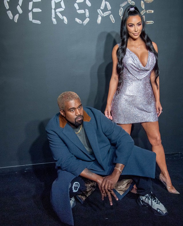Kanye West pózol Kim Kardashian