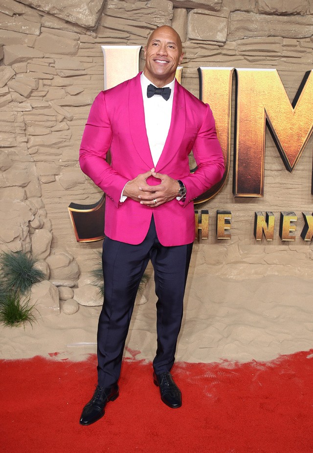 Dwayne Johnson egy nagyon vad pink zakóban ment a Jumanji premierjére