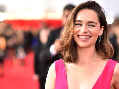 A Trónok harca sztárja cuki szettben kávézik Londonban