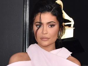 Te jó ég: Kylie Jenner ruháját egy kényszerzubbonyról mintázták