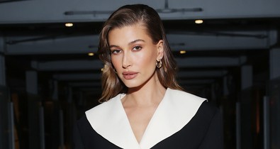 Hailey Bieber búcsút intett a szőkének, bemutatja az ősz új kedvenc hajszínét