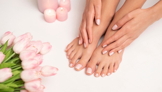 Íme a hámlasztó zoknimaszk, amitől olyan puha lesz a lábad, mint még soha!