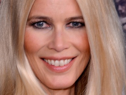 Claudia Schiffer 47 évesen, pöttyös bikinikben is eszméletlen dögös!