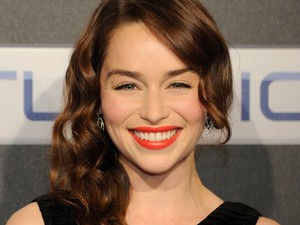 Te jó ég: Emilia Clarke TELJESEN levágatta a haját és elképesztő lett