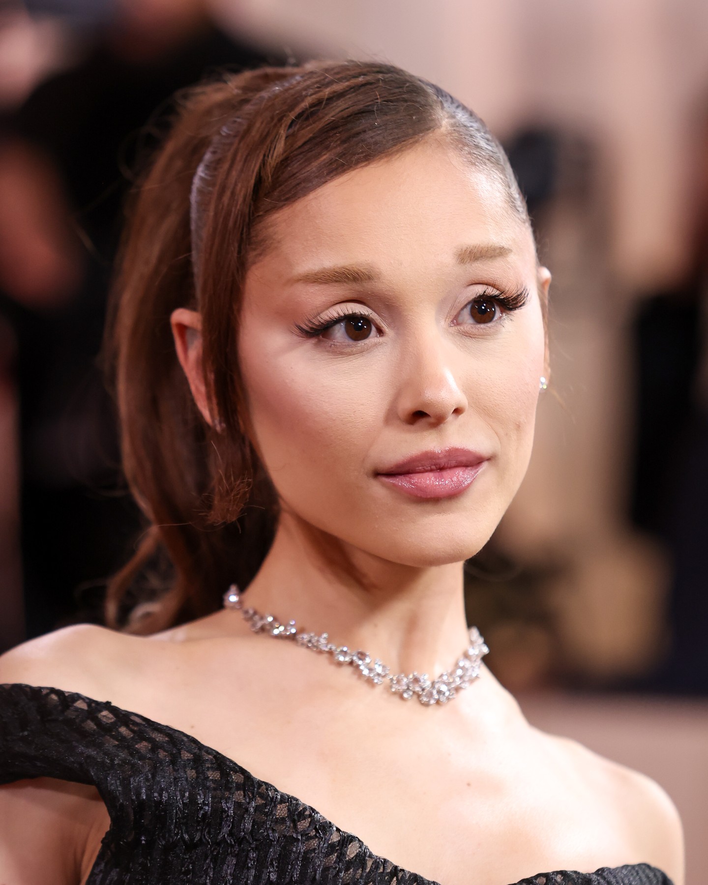 A texturált anyag kevés kiegészítőt igényel: egy a ruhához illő Swarovski nyaklánc, az apró gyémánt fülbevaló és gyűrű hibátlan választás volt.