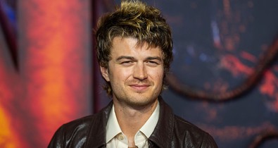 Felismernéd? Így nézett ki a Stranger Things Steve Harringtonját alakító Joe Keery élete első vörös szőnyeges megjelenésekor