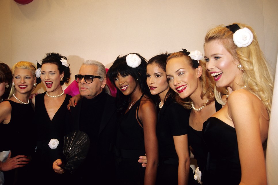 Linda Evangelista, Shalom Harlow, Karl Lagerfeld, Naomi Campbell, Amber Valletta és Claudia Schiffer a 90-es évek egyik párizsi divathetén