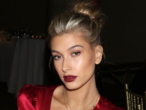 Rozéarany hajszín: elképesztően menő a modell új frizurája