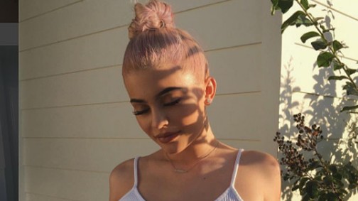 Kylie Jenner H&M sportmelltartóban