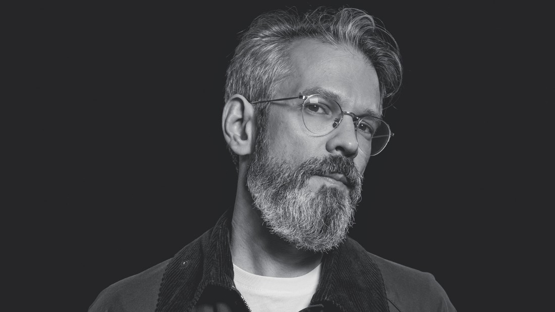 Császi Ádám, Berlinben élő rendező Háromezer számozott darab címmel rendezett filmet, ami az európai intellektuális művészközeg gyakran önnyugtató, és egyben képmutató hozzáállását mutatja meg a kisebbségi kérdés felé