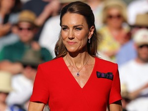 Katalin hercegné tűzpiros ruhában ragyogott, azonnal magára vonzotta a tekinteteket
