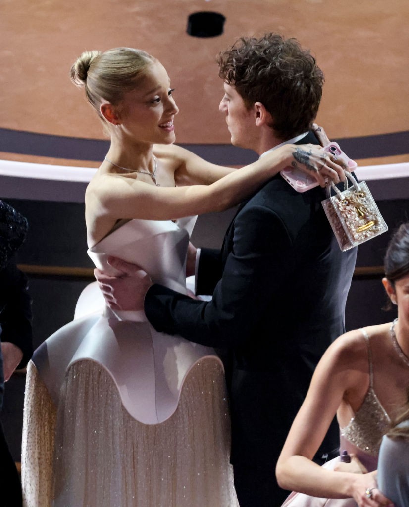 Ariana Grande és szerelme, Ethan Slater kezdetben féltve óvták magánéletüket a nyilvánosságtól, az utóbbi időben azonban egyre nyíltabban felvállalják, hogy mit éreznek egymás iránt. 