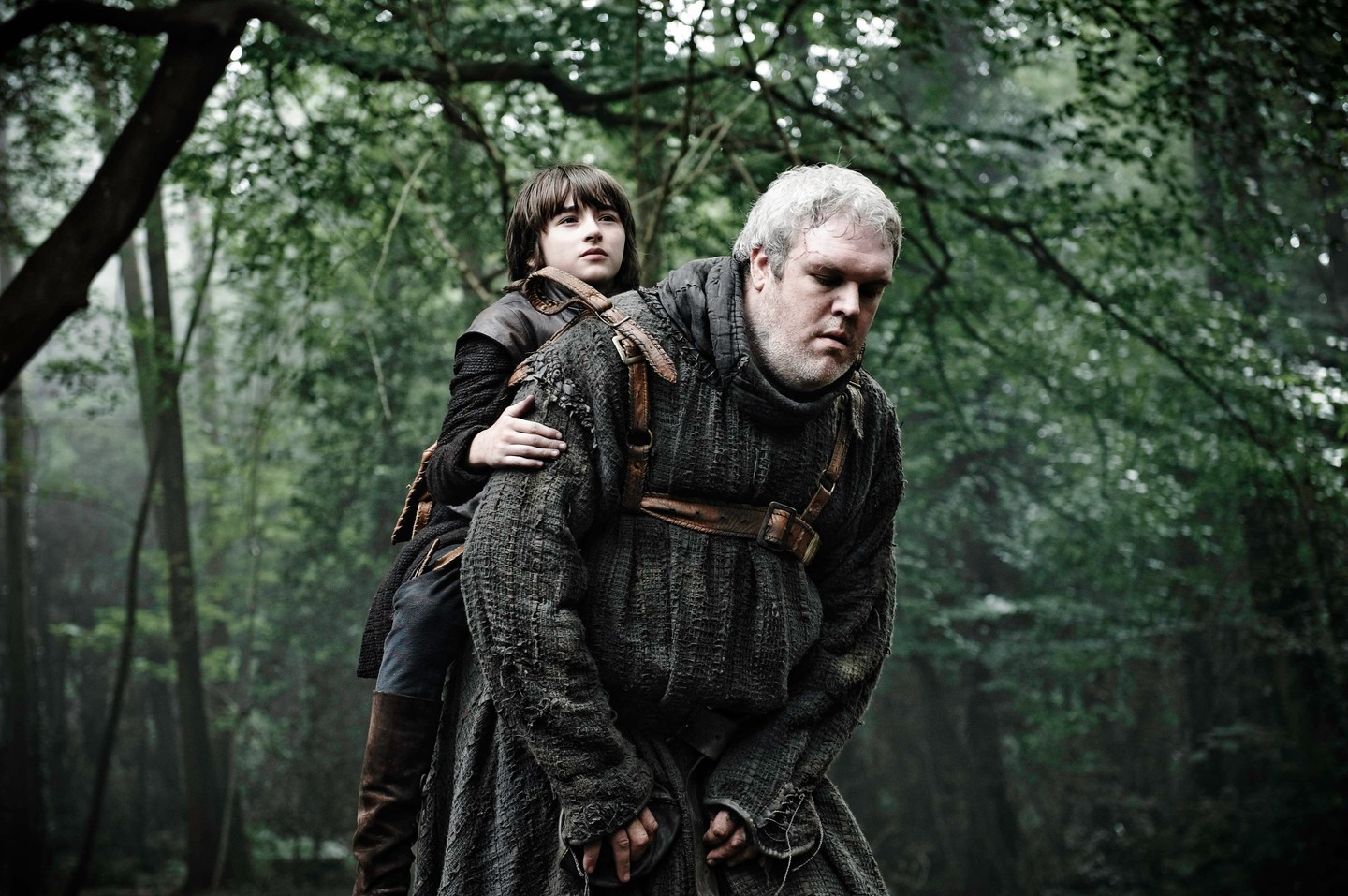 Hodor – Trónok harca: „Hold the door…” – azaz „Tartsd az ajtót!” Ezt a jelenetet valószínűleg sosem fogjuk kiheverni. Az, hogy Hodor tragikus halála előtt közvetlenül ismertük meg a karakter valódi háttértörténetét és nevének traumatikus eredetét, csak még súlyosabbá tette az áldozatát. A tudat, hogy pontosan azt tette, amire a sors egész életében predesztinálta, a mai napig könnyeket csal a szemünkbe. Hős voltál, Hodor.