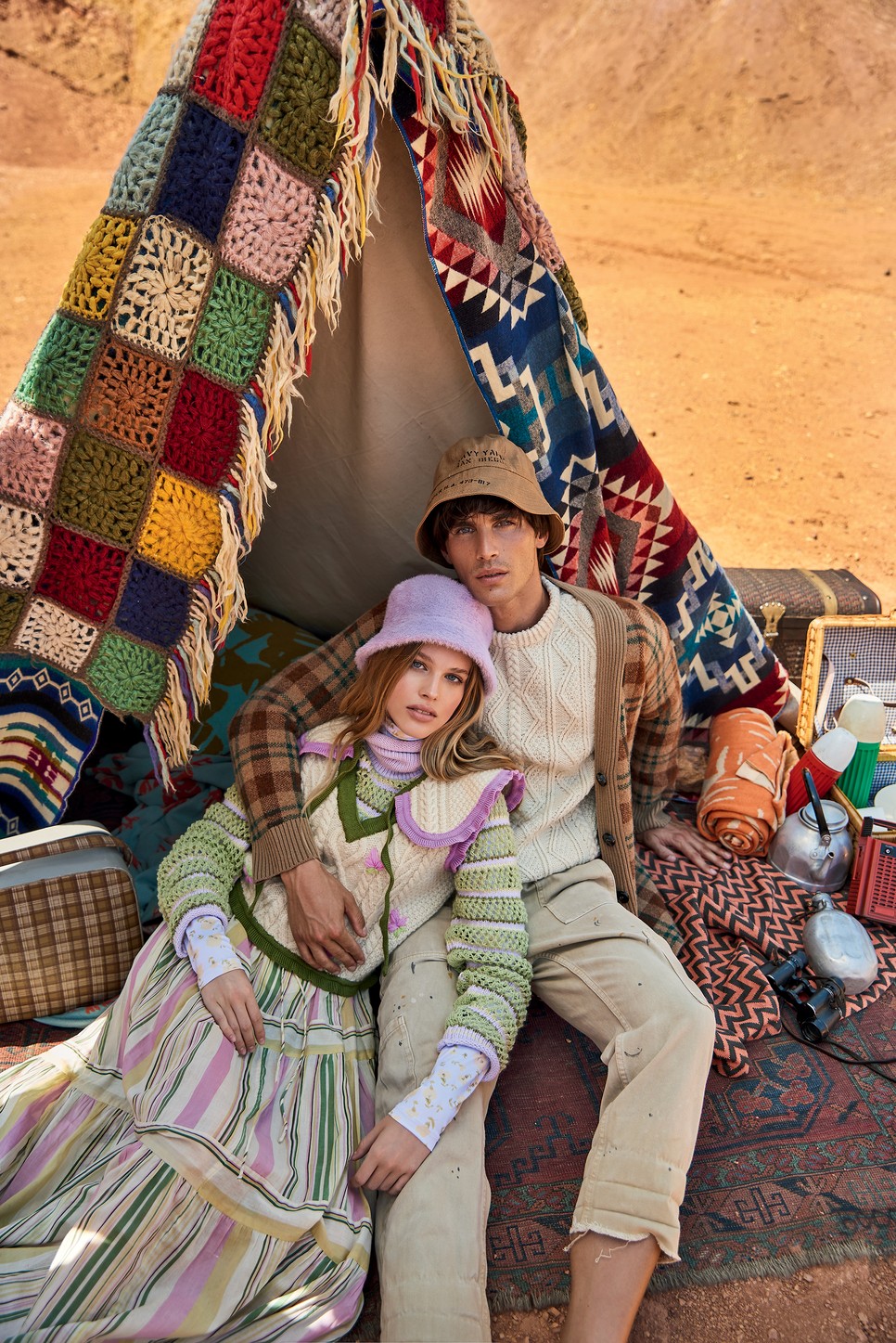 Vanda: Gyapjúmellény SECONDLAND @_secondland_ | Kötött gallér és virágos garbó SECONDLAND 34 990 Ft, 29 900 Ft | Csíkos csipkemintás garbó LÁSZLÓ FANNI 25 000 Ft Maxiruha MANGO 12 995 Ft | Kalap RETROCK 9980 Ft | Dan: Gyapjúkardigán WEEKEND MAX MARA 138 990 Ft | Mellény SECONDLAND @_secondland_ Farmer RESERVED 9995 Ft | Kalap RETROCK 9980 Ft