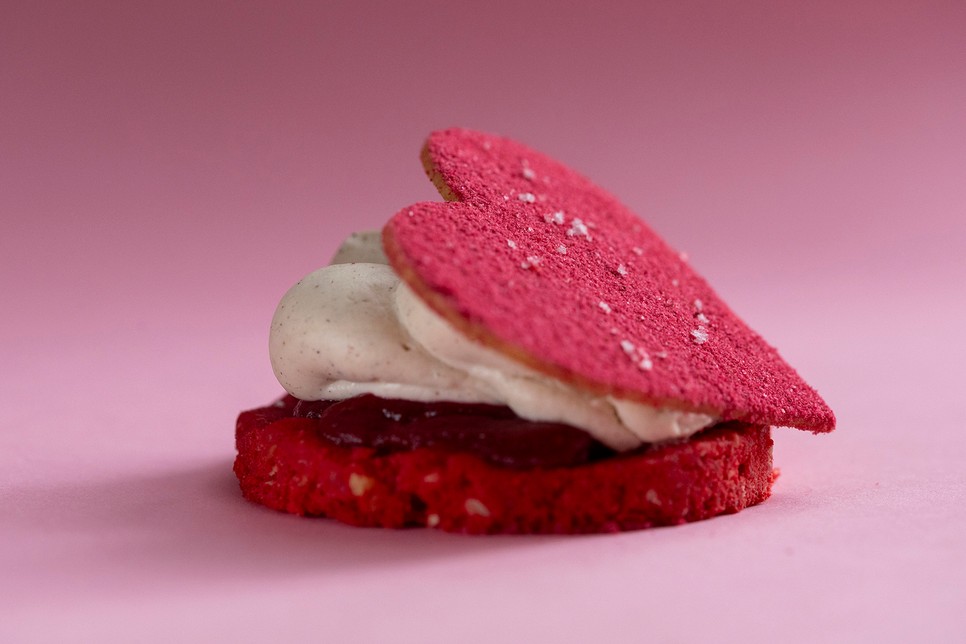 A Petit Cœur de Framboise desszertben a puha mandulás red velvet keksz, a házi málnalekvár és a selymes vaníliakrém találkozik, a tetején roppanós málnás szívecske kekszszel