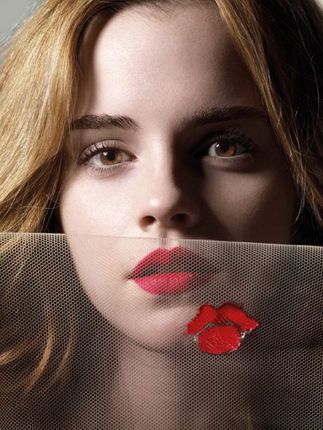 Amióta csak elkezdett a divatterepen mozogni, azóta ez a kedvenc címlapom róla. És jól áll neki a picit bogyós, de lényegében piros ajakrúzs.