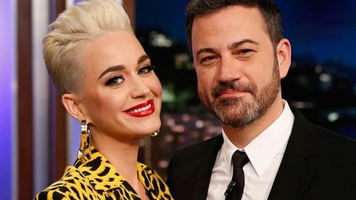 Hot-doggal dobálták meg Katy Perry-t!