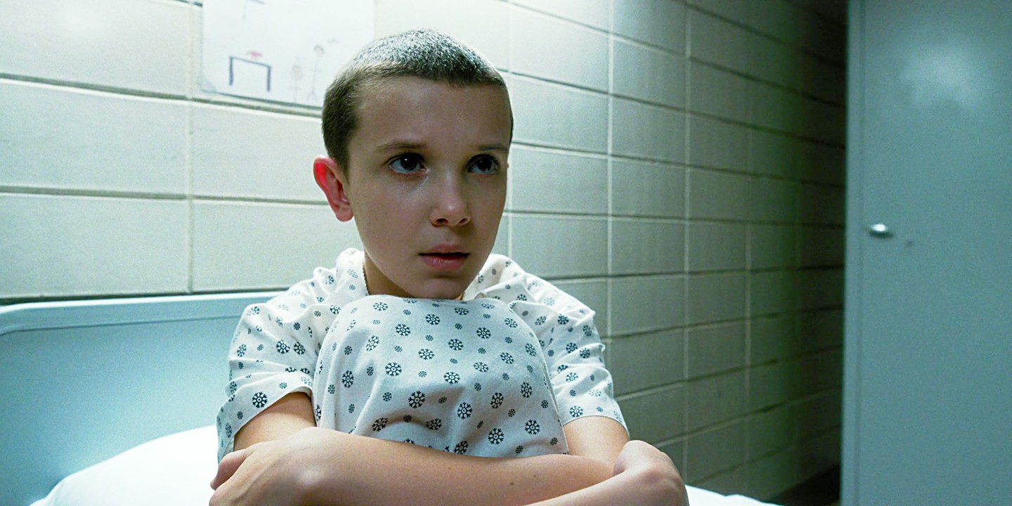 Millie Bobby Brown 2016-ban, extra rövid, tüsire nyírt hajjal robbant be a köztudatba a Stranger Things Tizijeként. 