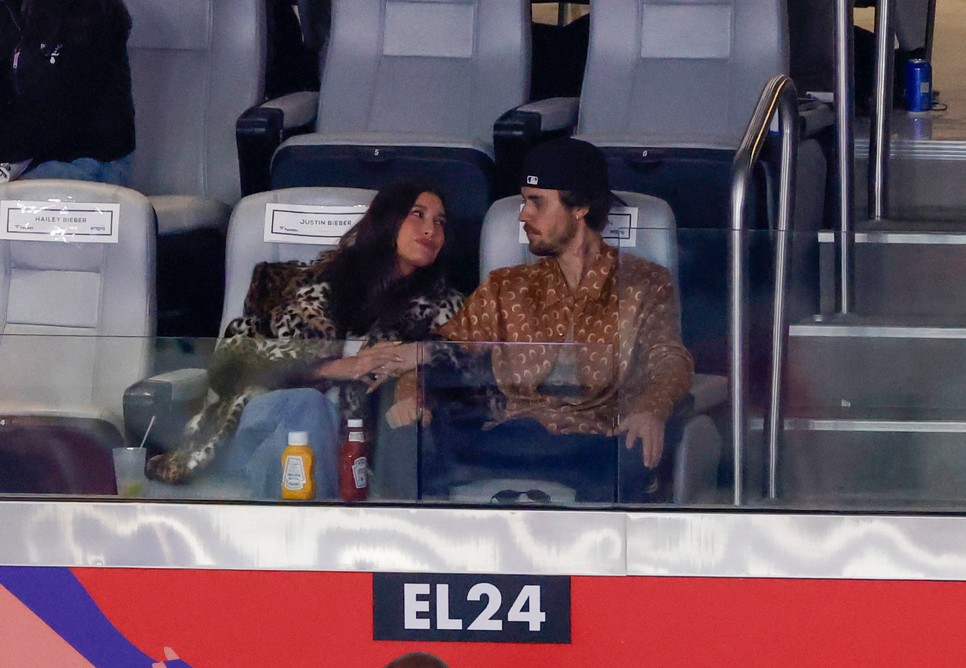 Hailey és Justin Bieber a Super Bowl alatt