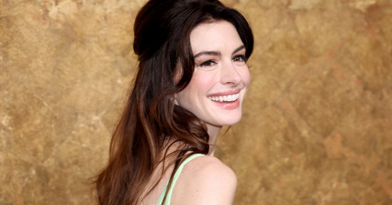 A sztárok divatbemutatót csináltak Az Ördög Pradát visel 2 premieréből, Anne Hathaway szettjén csak ámulunk