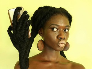 Elképesztő! Hajából készít lenyűgöző szobrokat ez a lány