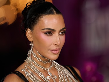 Kim Kardashian két meztelenruhában is felrobbantotta az internetet, nem tudjuk eldönteni, melyik az arcpirítóbb