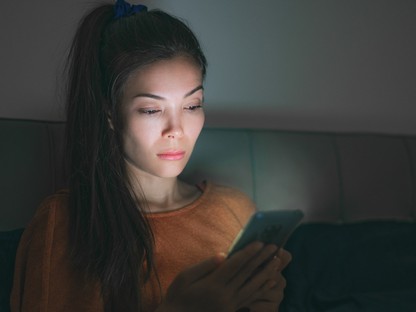 Ilyen hatással van a kék fény a bőrödre