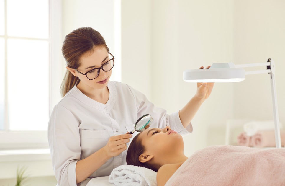 Egy profi kozmetikus szakértő fel tudja mérni, hogy az adott bőrállapotnak milyen hatóanyagokra van szüksége