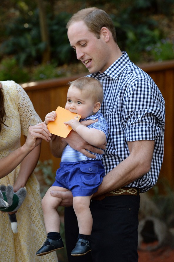 A papa ölében az Új-Zéland-i állatkertben.