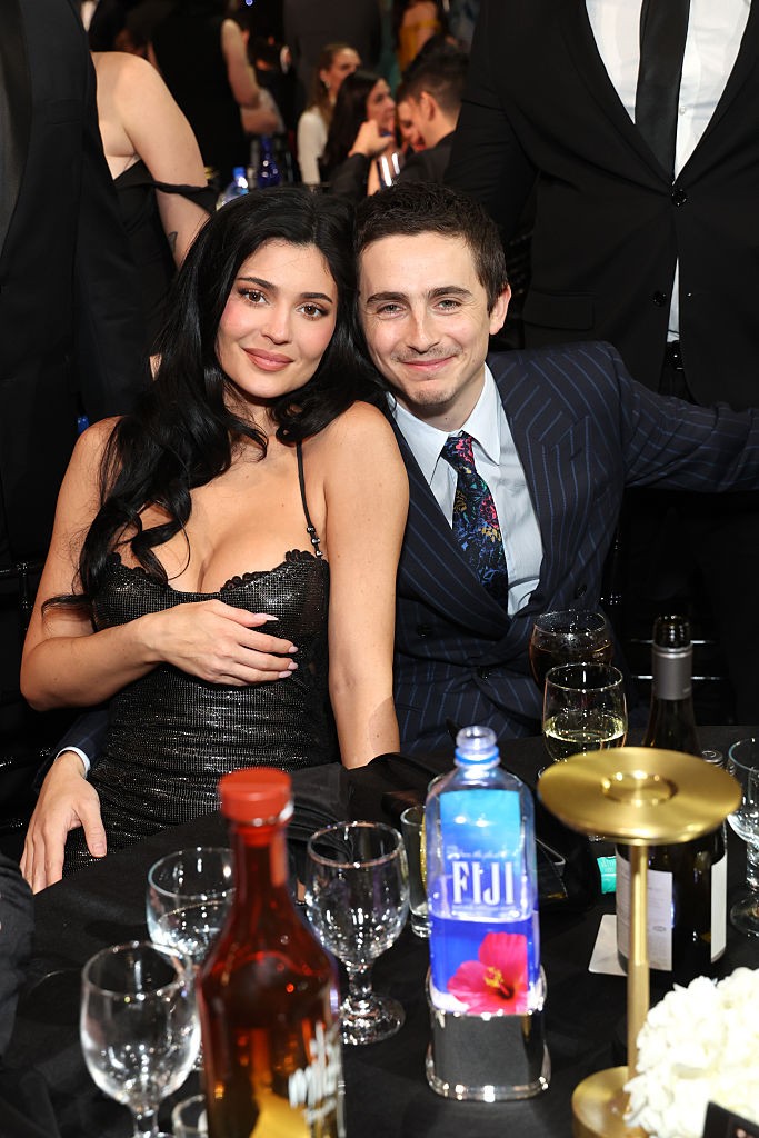 Kylie Jenner és Timothée Chalamet ugyan nem pózoltak együtt a vörös szőnyegen, de egész este nem tudták egymásról levenni a kezüket. Csak úgy sugárzik belőlük a boldogság!  