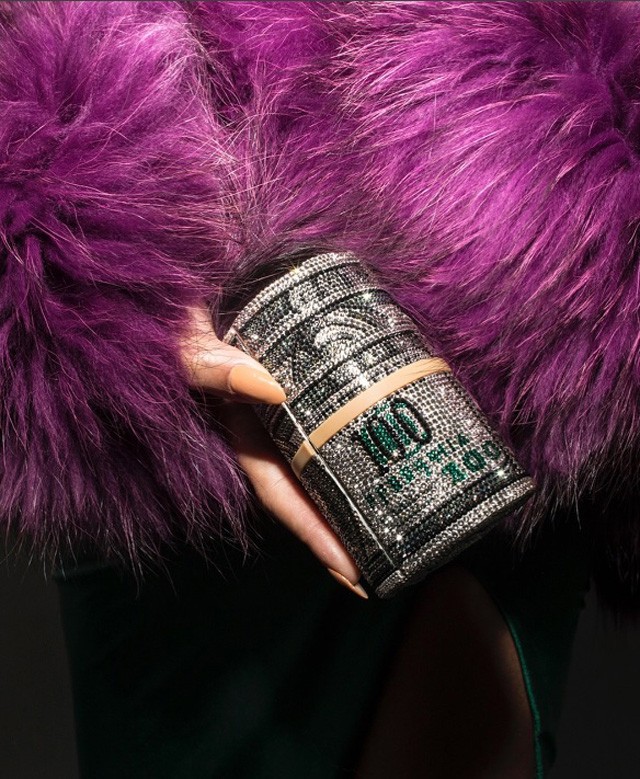 Beyoncé hercegnőnek öltözött, a táskája azonban igazi gengszter!