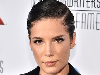 Most Halsey hónaljszőre akasztotta ki a követőket