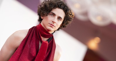 Timothée Chalamet megérkezett Velencébe, és az internet felrobbant a szexi szettjétől