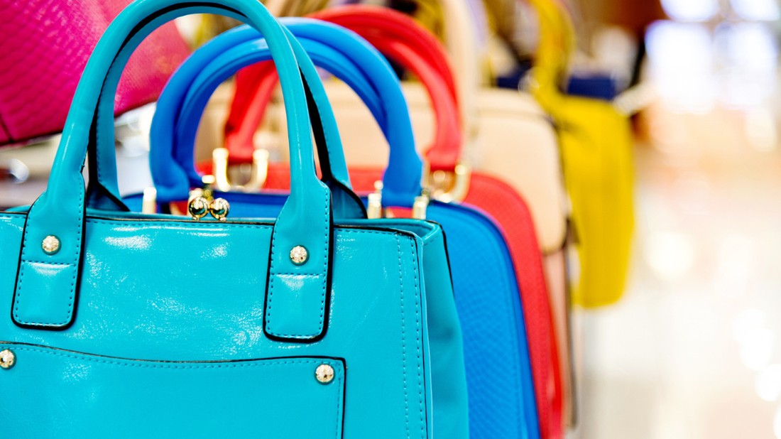 A legapróbb kiegészítőktől kezdve a ruhák és a cipők mind ki vannak téve a tömeggyártás és a hamisítások veszélyének, így érdemes körültekintően vásárolni, főleg az interneten keresztül