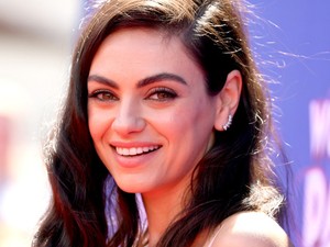 Mila Kunis haja kék lett. Igen, KÉK!