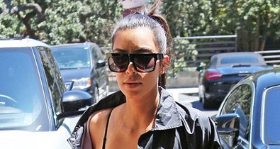 Kim Kardashian TÉNYLEG hálóingben ment ebédelni